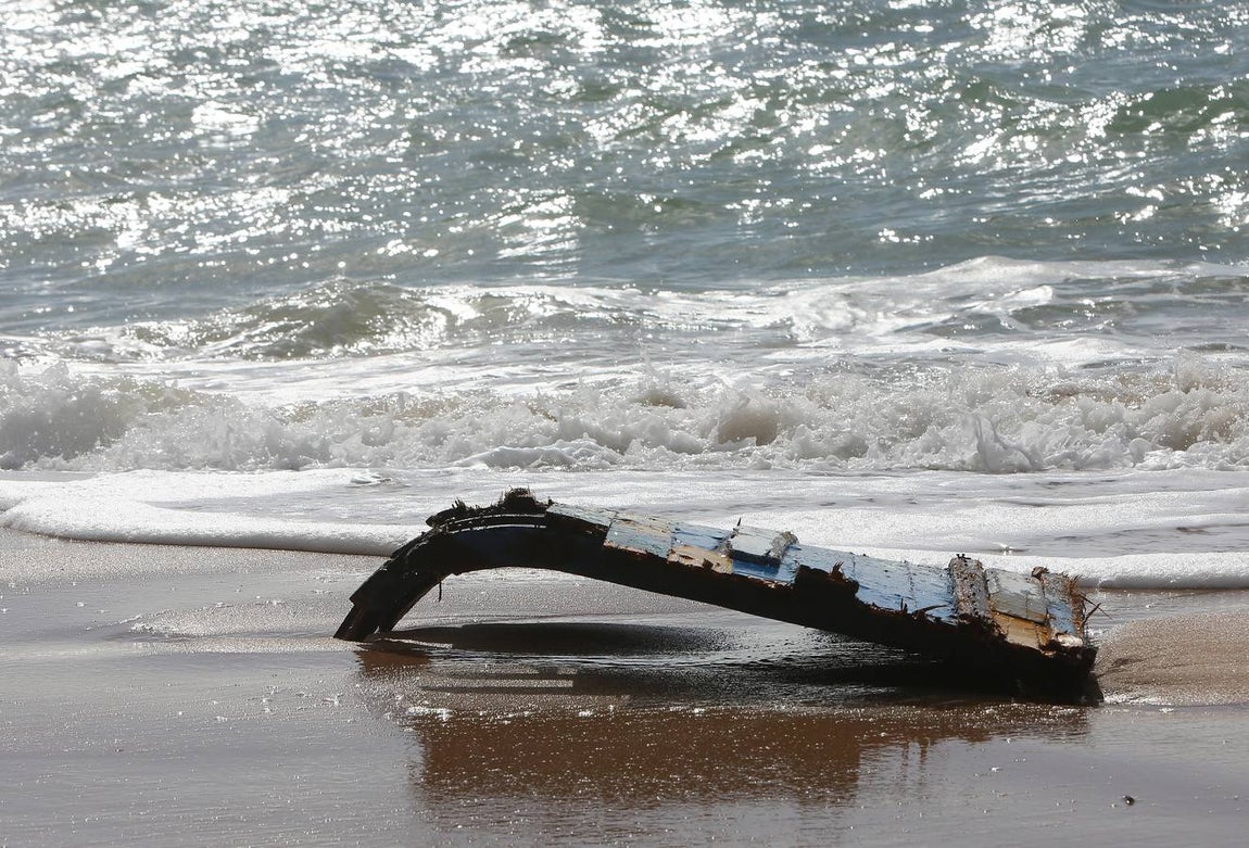 Imágenes de la llegada de la patera a Los Caños