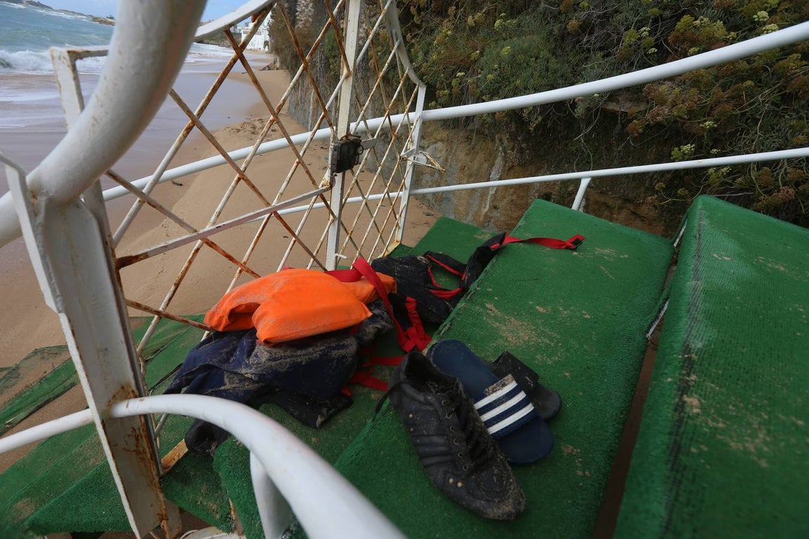 Imágenes de la llegada de la patera a Los Caños