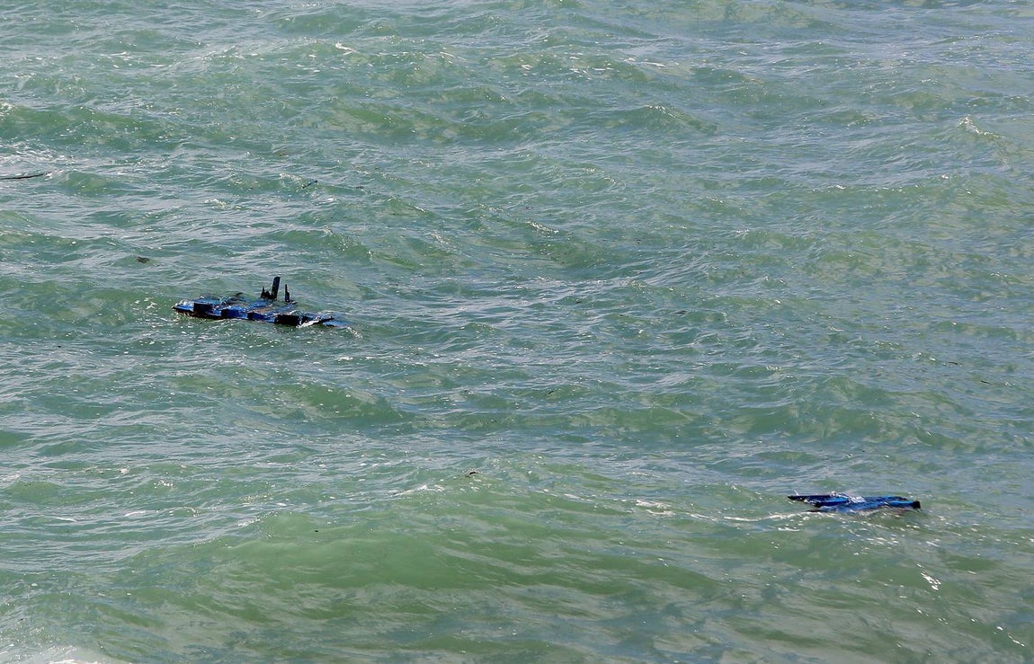 Imágenes de la llegada de la patera a Los Caños