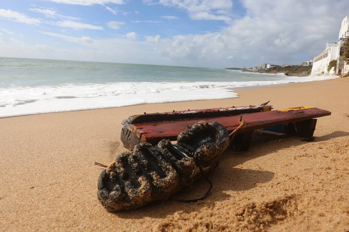 Imágenes de la llegada de la patera a Los Caños