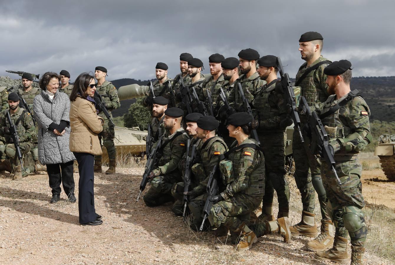La visita de la ministra de Defensa a Cerro Muriano, en imágenes
