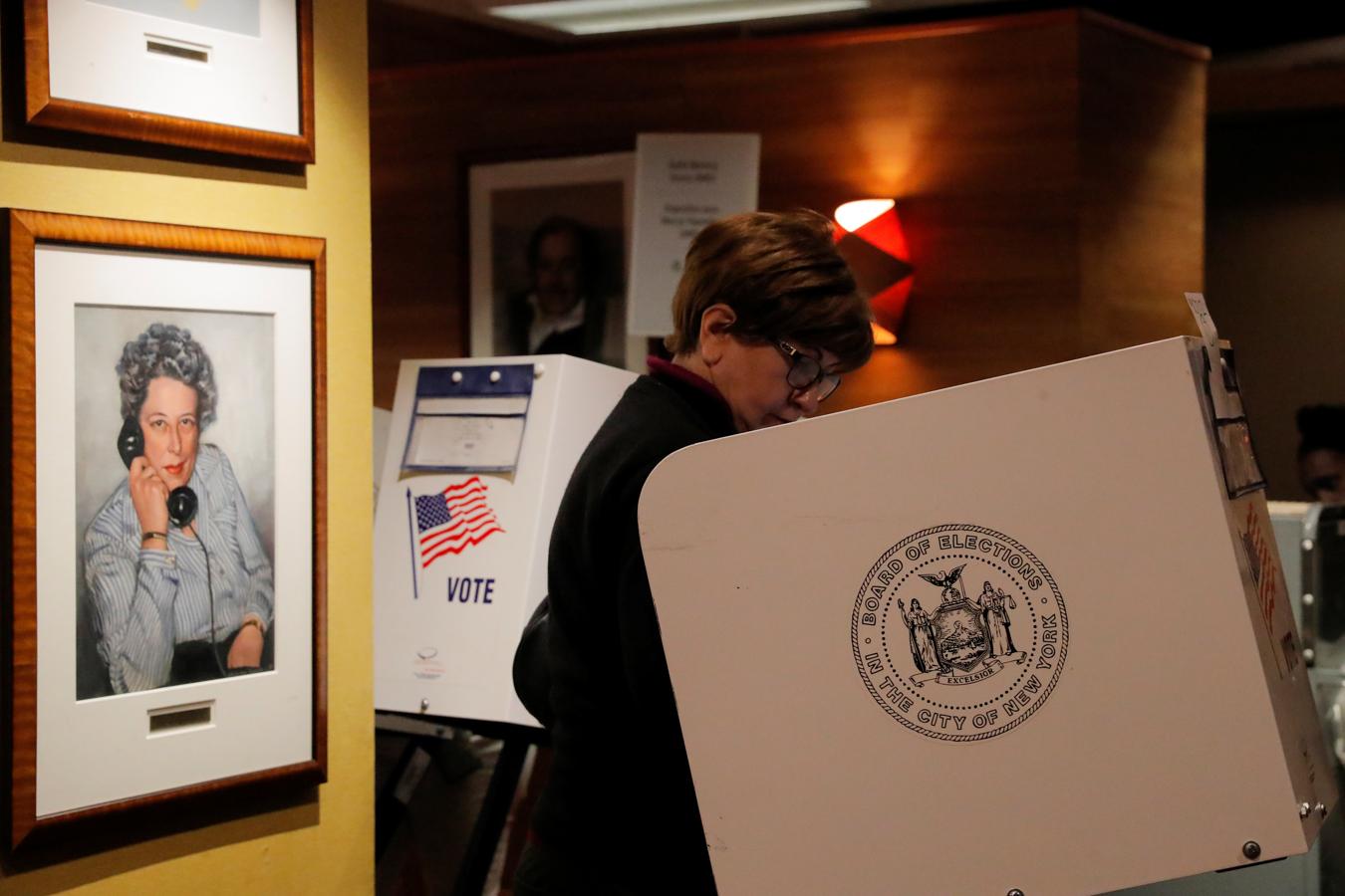 Las elecciones legislativas de EE.UU., en imágenes. Una mujer emite su voto en el complejo Manhattan Plaza en Manhattan