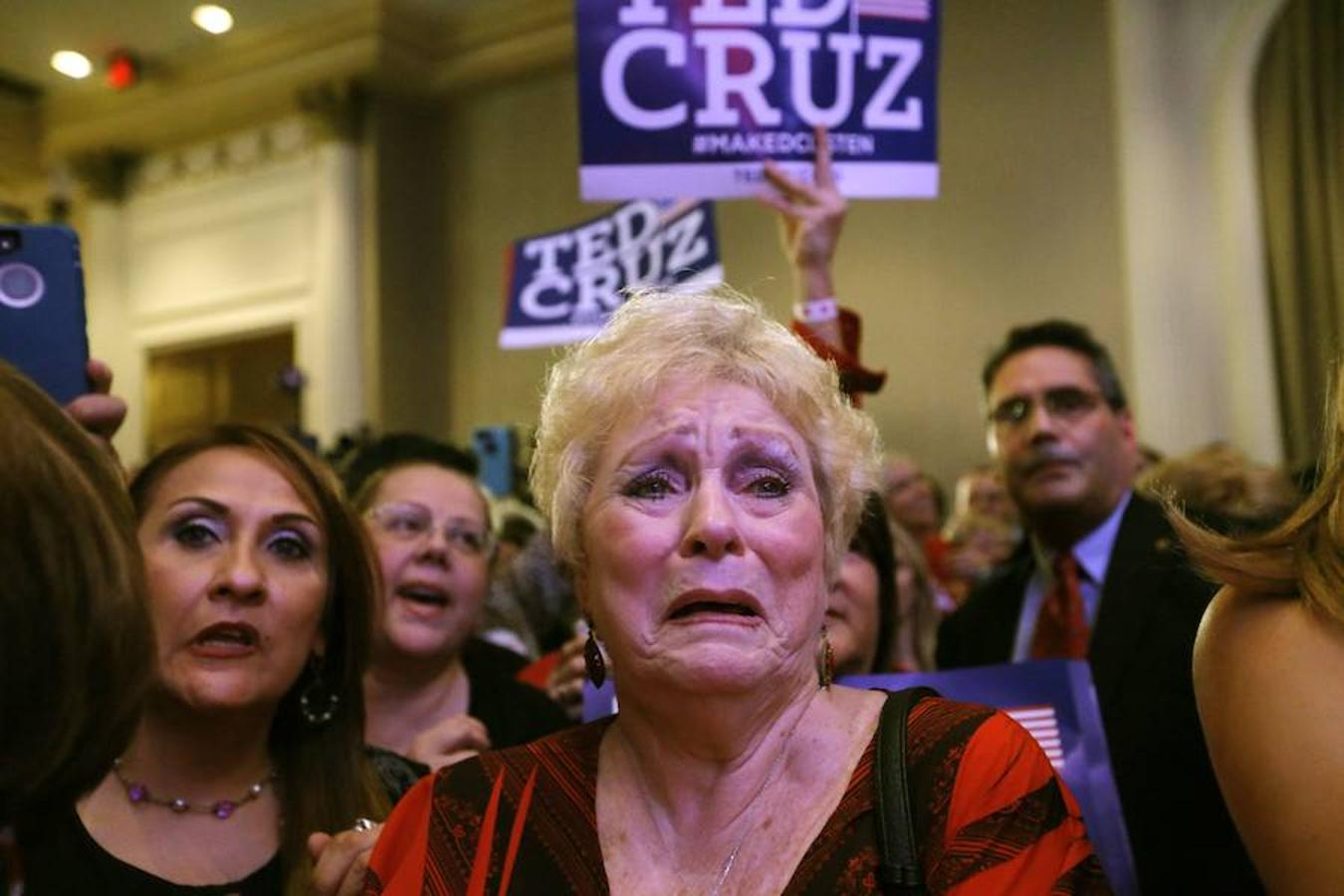 Las elecciones legislativas de EE.UU., en imágenes. Una mujer junto a los votantes del republicano Ted Cruz