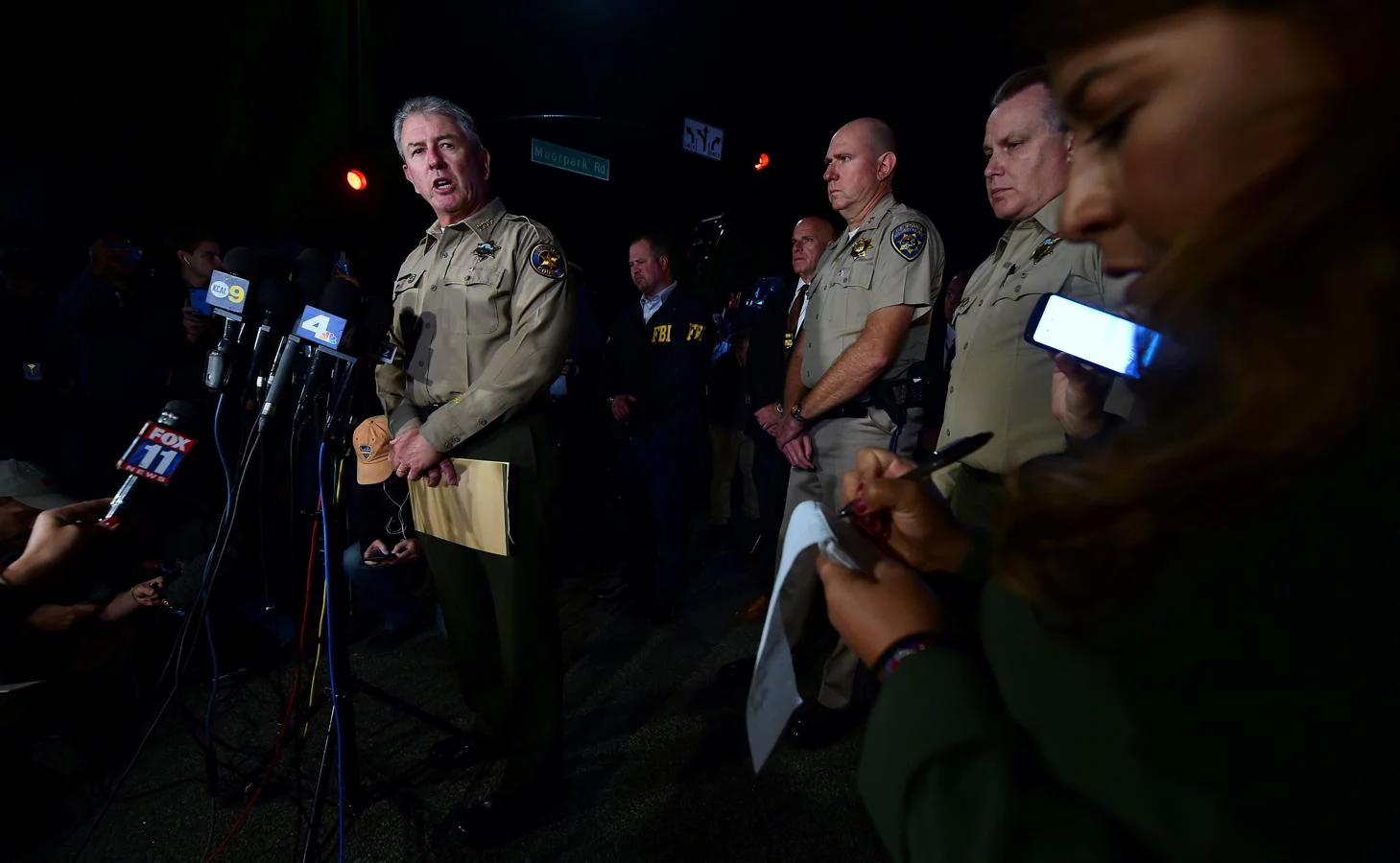 El Sheriff del condado informa a los medios de comunicación sobre el trágico suceso acaecido en California.. 