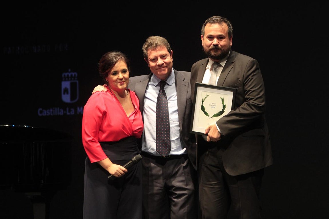 Emiliano García-Page, con Mar G. Illán, directora del encastillalamancha.es, entregando el galardón a Juan Ramón Amores. 