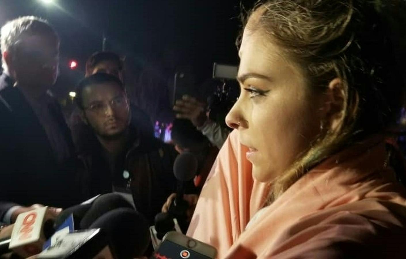 Una mujer, testigo de los hechos, habla ante los medios de comunicación para informar del trágico suceso.. 
