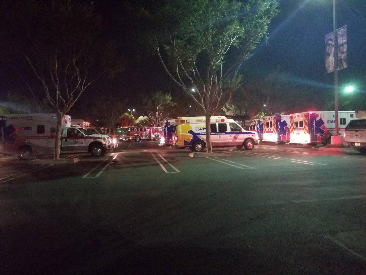 Un convoy de ambulancias han llegado a la zona del tiroteo para atender a los posibles heridos.. 