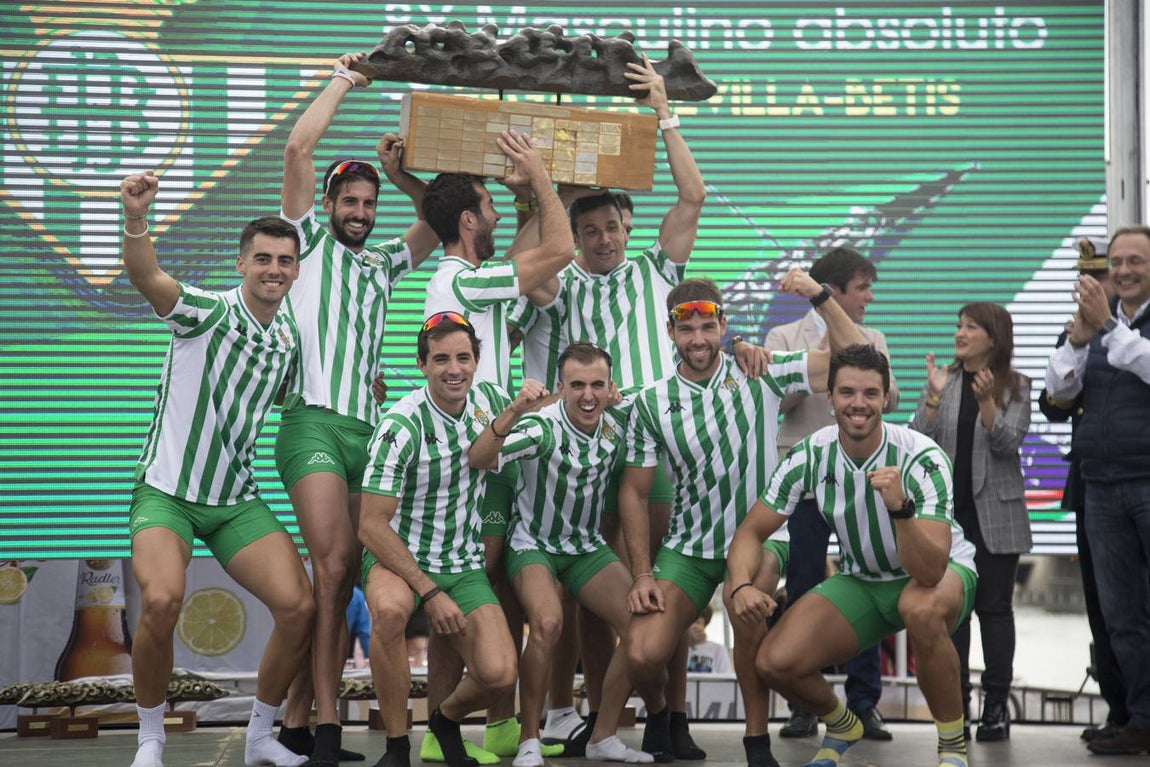 En poco más de 18 minutos, el bote del Betis completó los más de seis kiómetros que separan el Puente del Alamillo hasta el Acuario de Sevilla, con lo que recorta (30-22) la ventaja que aún mantienen los sevillistas en el palmarés histórico