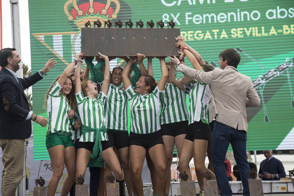 En poco más de 18 minutos, el bote del Betis completó los más de seis kiómetros que separan el Puente del Alamillo hasta el Acuario de Sevilla, con lo que recorta (30-22) la ventaja que aún mantienen los sevillistas en el palmarés histórico