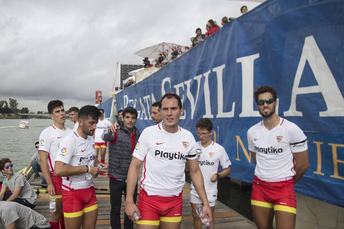 En poco más de 18 minutos, el bote del Betis completó los más de seis kiómetros que separan el Puente del Alamillo hasta el Acuario de Sevilla, con lo que recorta (30-22) la ventaja que aún mantienen los sevillistas en el palmarés histórico