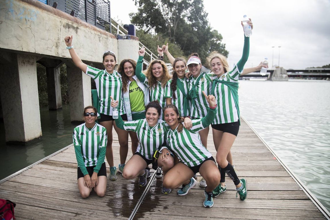 En poco más de 18 minutos, el bote del Betis completó los más de seis kiómetros que separan el Puente del Alamillo hasta el Acuario de Sevilla, con lo que recorta (30-22) la ventaja que aún mantienen los sevillistas en el palmarés histórico