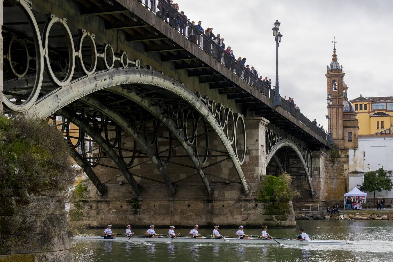En poco más de 18 minutos, el bote del Betis completó los más de seis kiómetros que separan el Puente del Alamillo hasta el Acuario de Sevilla, con lo que recorta (30-22) la ventaja que aún mantienen los sevillistas en el palmarés histórico