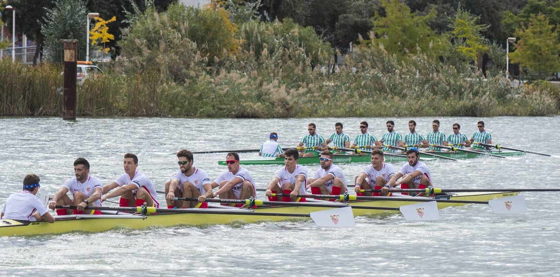 En poco más de 18 minutos, el bote del Betis completó los más de seis kiómetros que separan el Puente del Alamillo hasta el Acuario de Sevilla, con lo que recorta (30-22) la ventaja que aún mantienen los sevillistas en el palmarés histórico