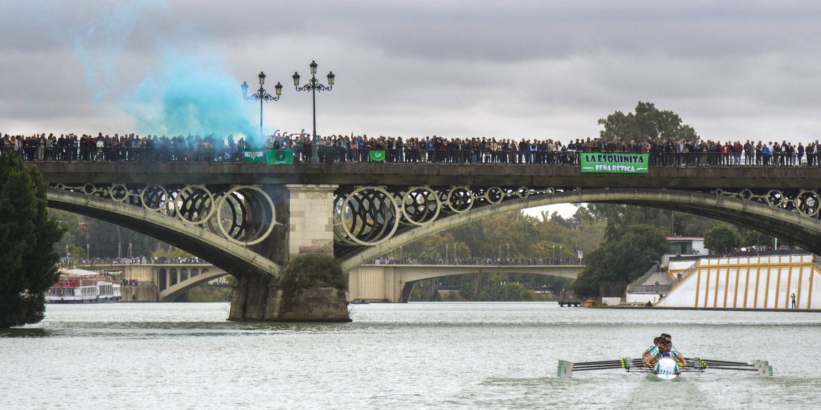 En poco más de 18 minutos, el bote del Betis completó los más de seis kiómetros que separan el Puente del Alamillo hasta el Acuario de Sevilla, con lo que recorta (30-22) la ventaja que aún mantienen los sevillistas en el palmarés histórico