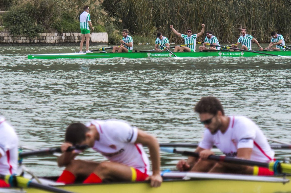 En poco más de 18 minutos, el bote del Betis completó los más de seis kiómetros que separan el Puente del Alamillo hasta el Acuario de Sevilla, con lo que recorta (30-22) la ventaja que aún mantienen los sevillistas en el palmarés histórico