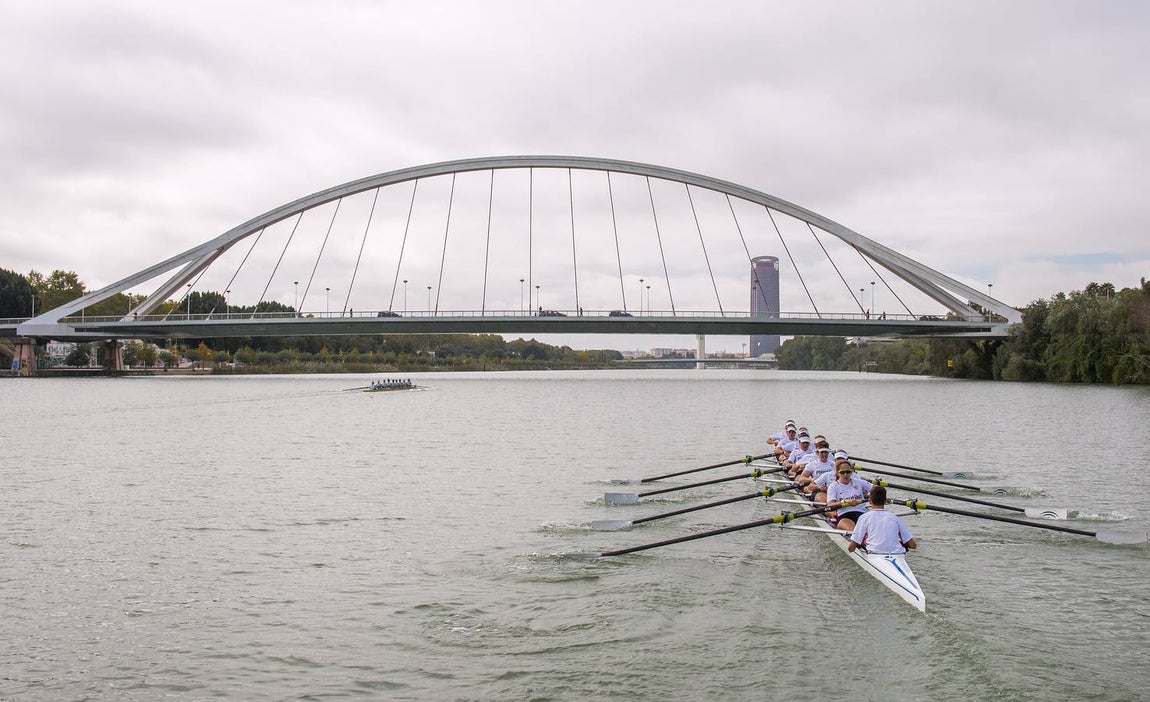 En poco más de 18 minutos, el bote del Betis completó los más de seis kiómetros que separan el Puente del Alamillo hasta el Acuario de Sevilla, con lo que recorta (30-22) la ventaja que aún mantienen los sevillistas en el palmarés histórico