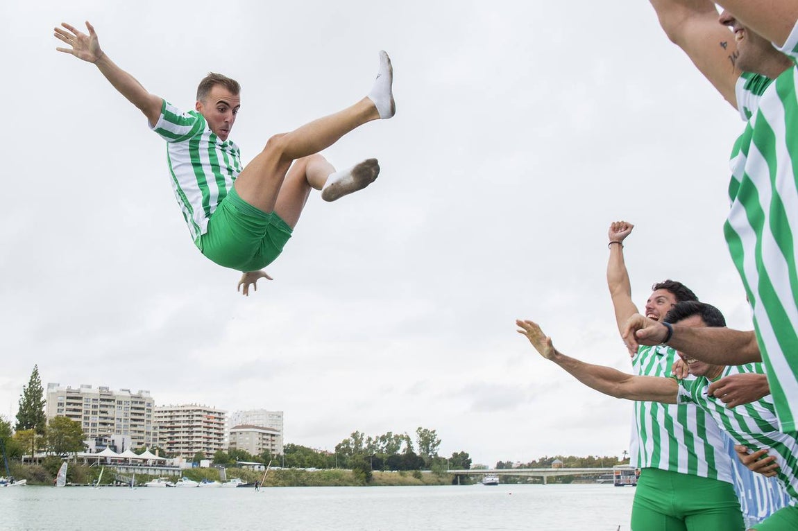 En poco más de 18 minutos, el bote del Betis completó los más de seis kiómetros que separan el Puente del Alamillo hasta el Acuario de Sevilla, con lo que recorta (30-22) la ventaja que aún mantienen los sevillistas en el palmarés histórico