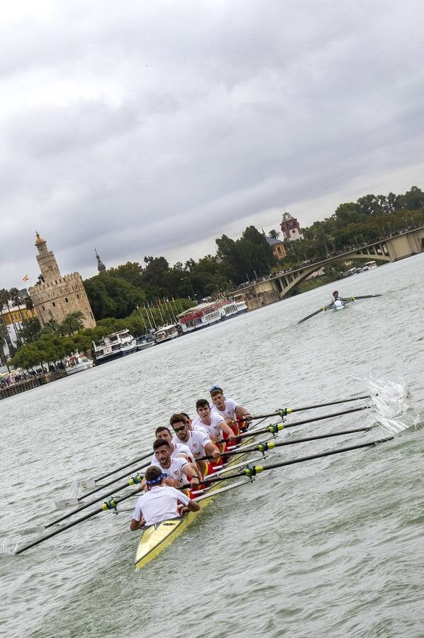 En poco más de 18 minutos, el bote del Betis completó los más de seis kiómetros que separan el Puente del Alamillo hasta el Acuario de Sevilla, con lo que recorta (30-22) la ventaja que aún mantienen los sevillistas en el palmarés histórico