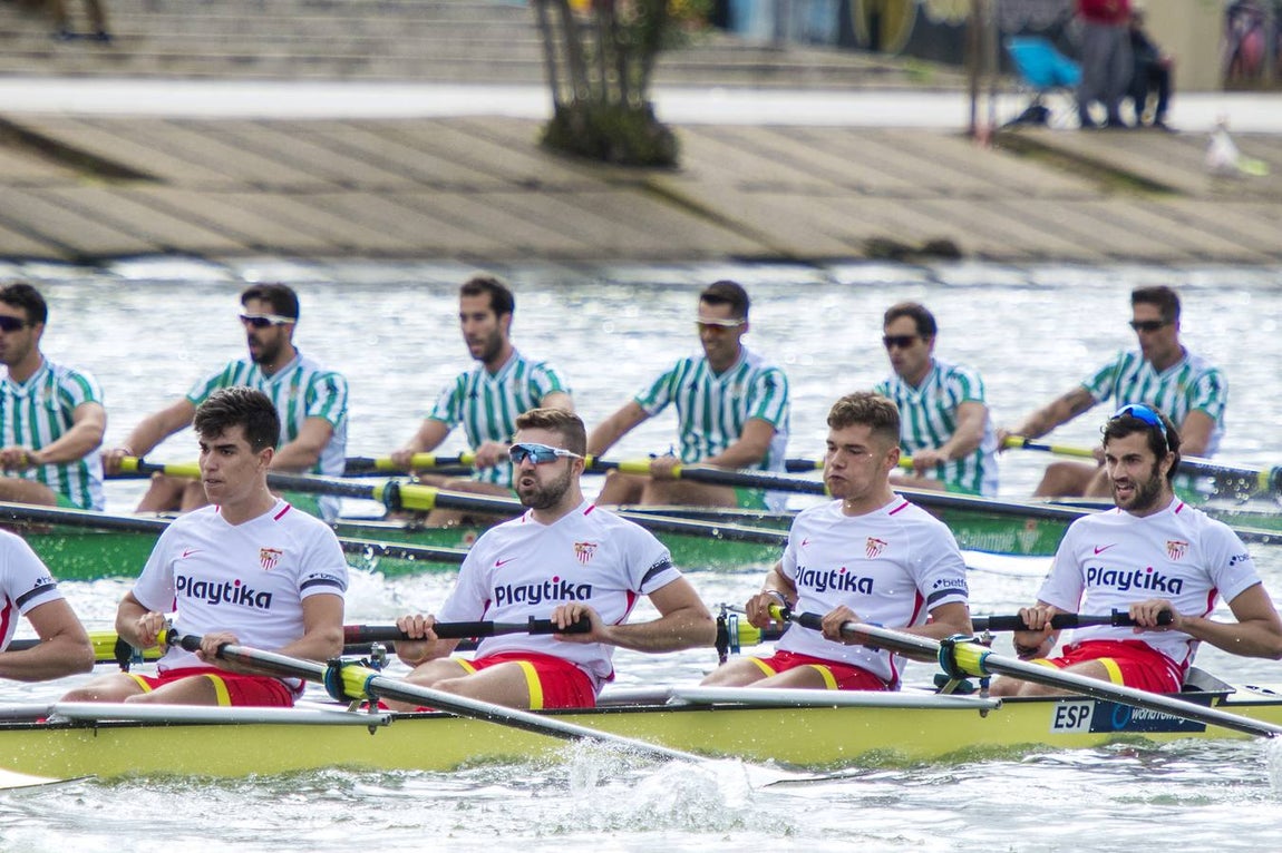 En poco más de 18 minutos, el bote del Betis completó los más de seis kiómetros que separan el Puente del Alamillo hasta el Acuario de Sevilla, con lo que recorta (30-22) la ventaja que aún mantienen los sevillistas en el palmarés histórico