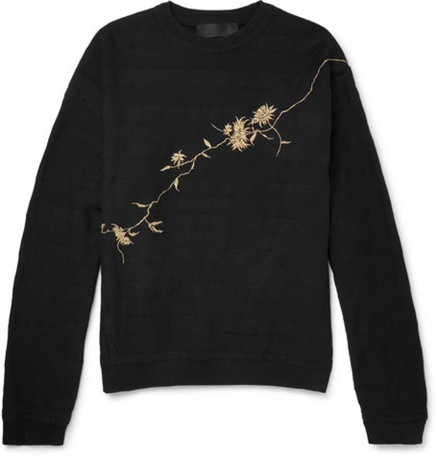 Sudadera de Haider Ackermann. Esta pieza ecléctica de la firma Haider Ackermann refleja la cultura viajera de su creador. Está bordada con un cerezo en la parte delantera de inspiración japonesa y en la parte posterior con hilo dorado. Precio: 1.000 euros.