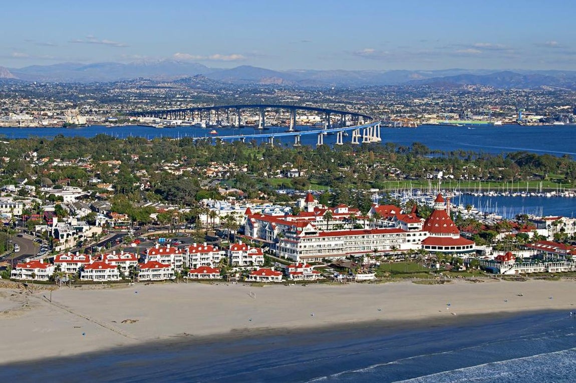 Fachada. El Hotel del Coronado en San Diego, California, celebra este año su 130 aniversario. Este es el hotel donde se filmó ‘Some like it hot’ durante el auge de la fama de Marilyn Monroe en 1958. Los fans de la artista se aglomeraban frente a las puertas con la esperanza de ver a Marilyn Monroe actuar.