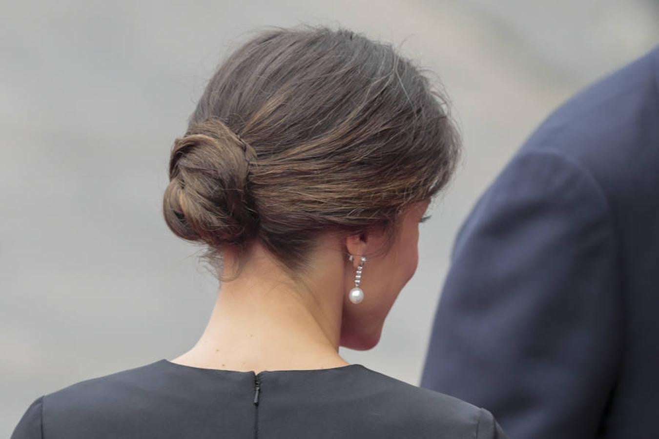 La Reina Letizia se apunta al «black &amp;amp; white» con un Carolina Herrera en Perú