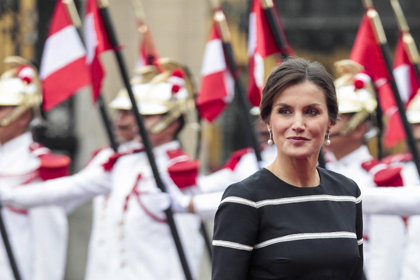 La Reina Letizia se apunta al «black &amp;amp; white» con un Carolina Herrera en Perú