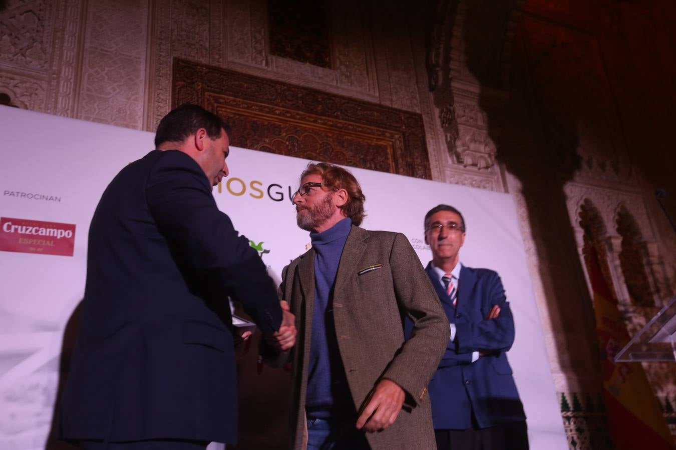 José Manuel Gómez, propietario y gerente de Distintivos de Calidad, entrega el premio correspondiente al jurado profesional a Tapería El Califa, en Vejer. Recogió el premio James Stuart, propietario del bar Tapería El Califa.. 