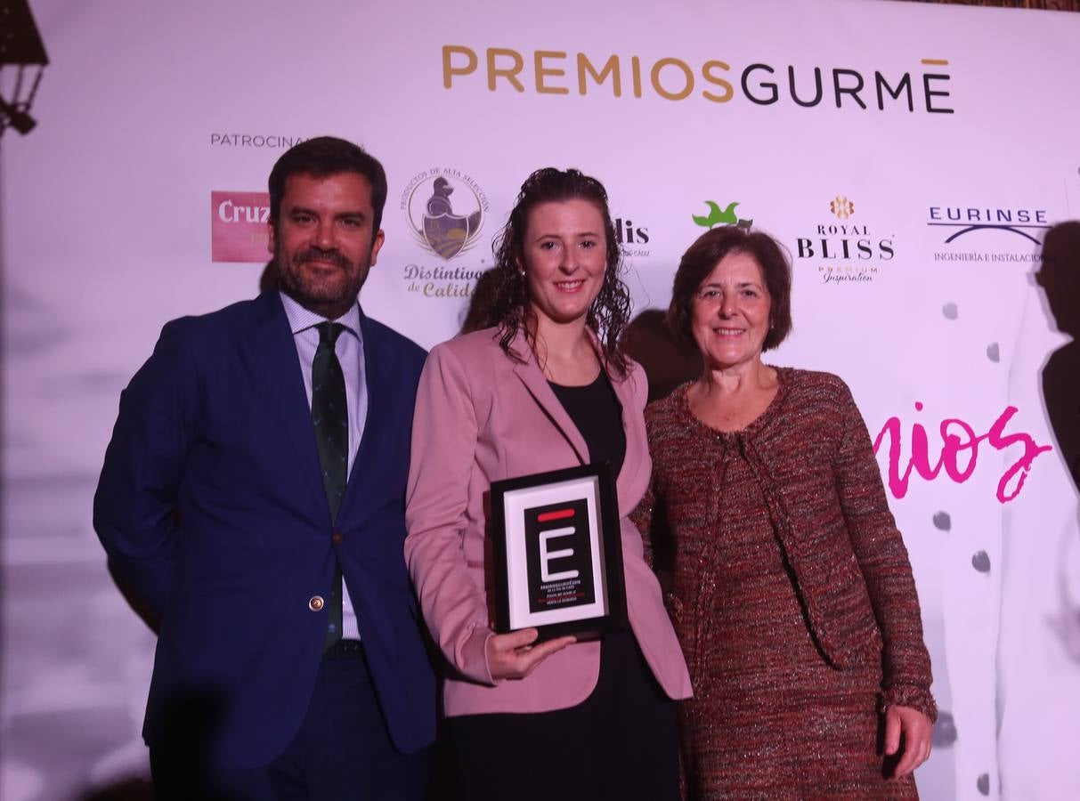 Ignacio Moreno Bustamante, director de LA VOZ,entregó el premio Gurmé Cádiz 2018 correspondiente al jurado profesional a Venta La Duquesa, en Medina Sidonia. Recogieron el premio Carmen Prieto y  Miriam Rodríguez, propietaria y chef del restaurante Venta La Duquesa.. 