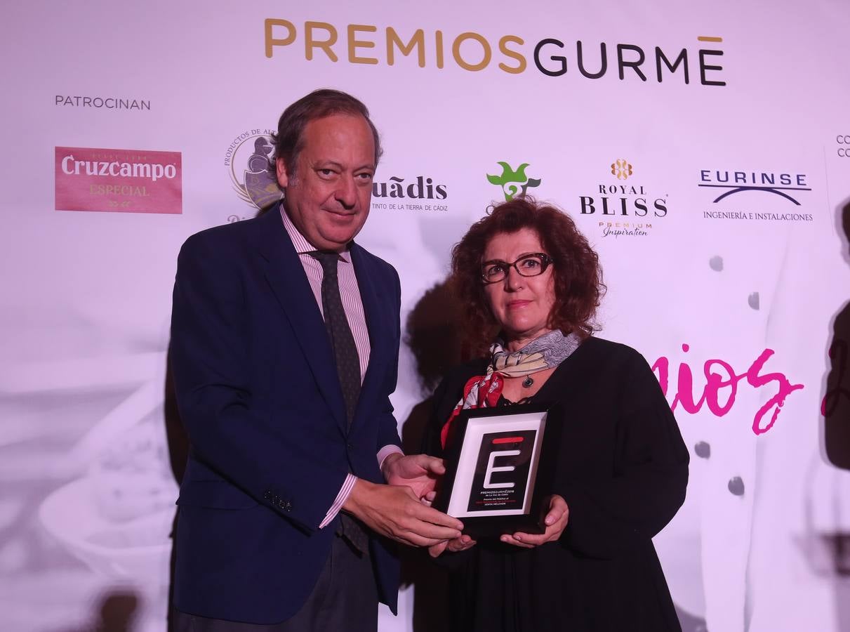 Álvaro Rodríguez Guitart, director gerente de ABC en Andalucía,entregó el premio Gurmé Cádiz 2018 correspondiente al público a la Venta Melchor, de Conil. Recogió el premio  Virtudes Almazo, hermana de Juan Carlos Almazo, propietario del restaurante Venta Melchor.. 