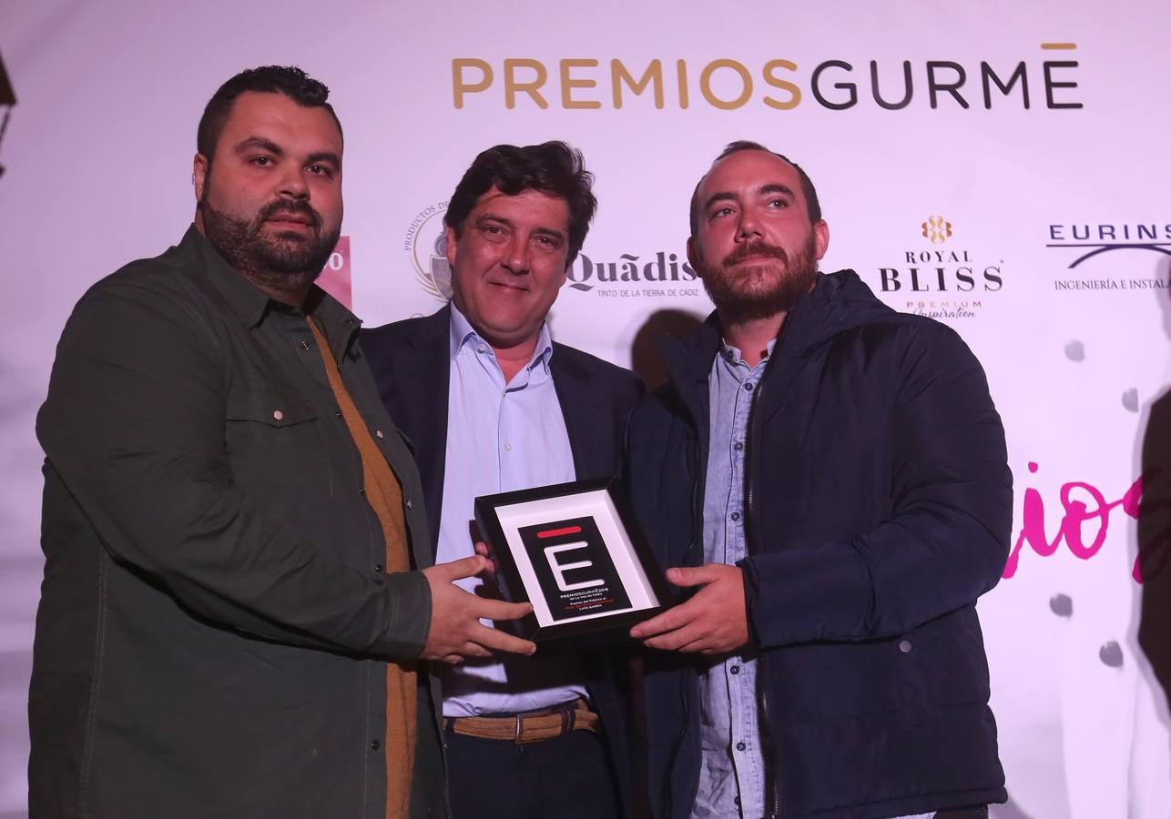 Ismael Alcón, delegado del Departamento Comercial de Cádiz de Coca Cola European Partners, entrega el premio Gurmé Cádiz 2018, correspondiente al público a Lata Barra, en San Fernando. Recoge el premio Antonio Monge y Alberto Muñoz, propietarios del bar Lata Barra.. 