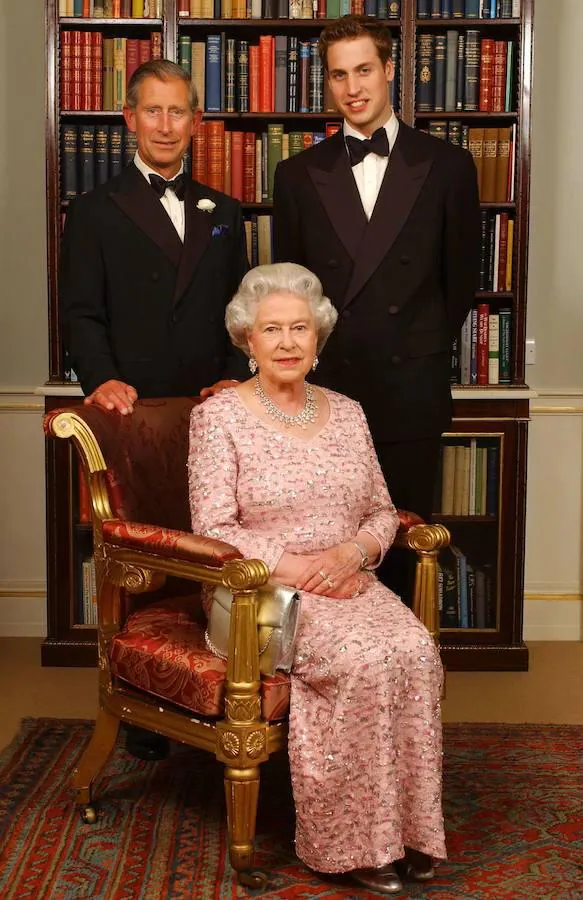Isabel II posa con el Príncipe Carlos, primero en la línea de sucesión, y el Príncipe Guillermo, en segundo lugar. 
