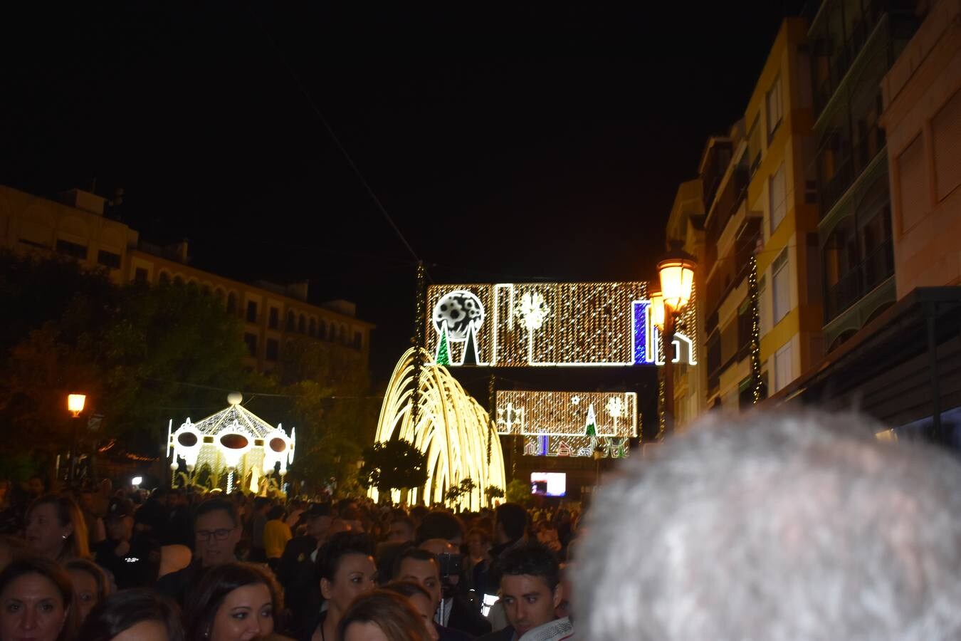 La iluminación navideña de Puente Genil, en imágenes