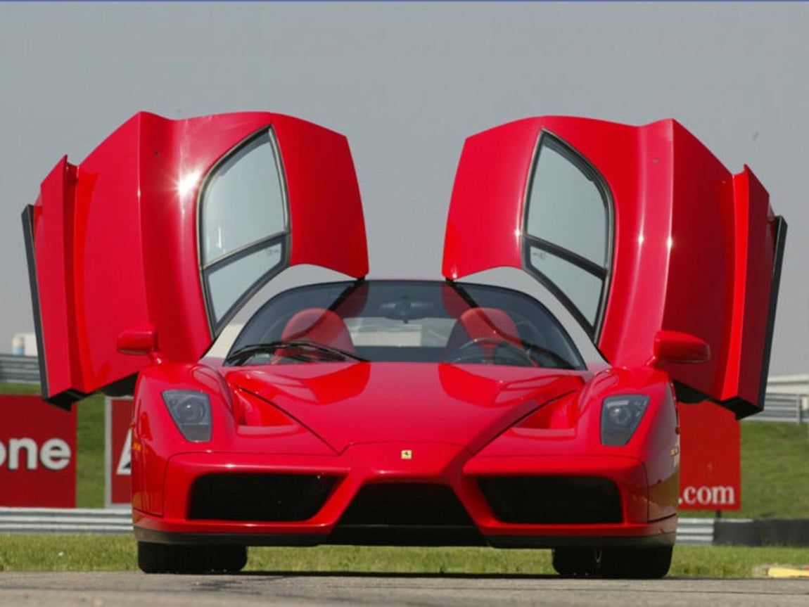 Ferrari Enzo. Cuenta con un motor V12 de 5998 cm3 con una potencia de 660 cv. Es capaz de alcanzar los 350 km/h y tiene una aceleración de 0 a 100 km/h en 3,3 segundos.