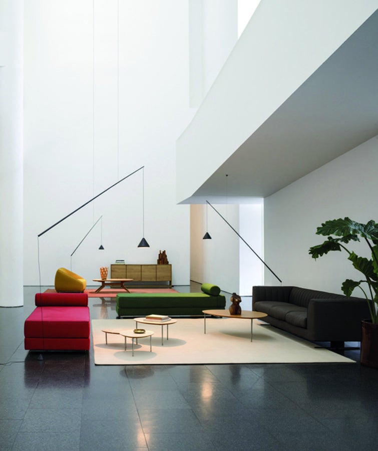 Lámpara de Vibia. A medio camino entre la lámpara de suelo y de techo, North es <a href="http://www.vibia.com" target="_blank">
un diseño de Arik Levi 
</a>para la productora Vibia que rememora las líneas de los móviles del arquitecto Calder. Su particular forma y su foco de luz dirigido consiguen crear una atmósfera localizada en un único punto, ideal para completar una iluminación grupal.