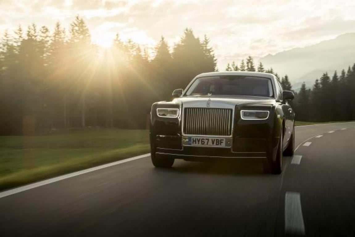 Rolls Royce Phantom. No obstante, no parece que eso sea lo que le ha costado. Las opciones de personalización que ofrece la marca para los compradores de estos vehículos son máximas, lo que puede disparar los precios.