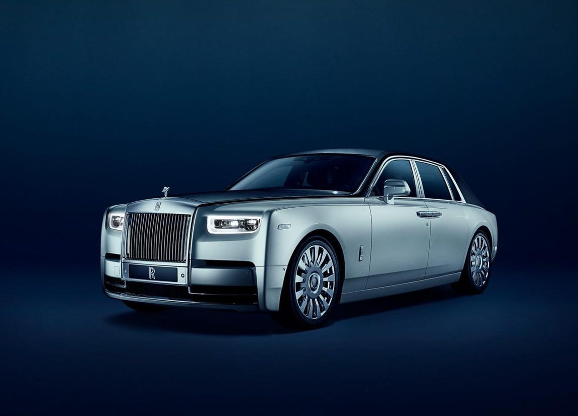 Rolls Royce Phantom. Por ejemplo, en este caso, Mayweather ha presumido de regalo a través de sus redes sociales, en un video en el que se puede apreciar un llamativo techo negro con incrustaciones que simulan las estrellas.
