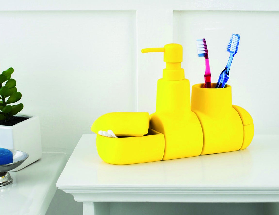 Complemento de higiene, de Seletti. Los pequeños detalles consiguen transformar piezas aparentemente simples, como el baño, en el mejor escaparate para combinar humor y diseño. En ello se empeñan desde esta firma italiana, que recurre a creadores como Héctor Serrano para presentar este complemento de higiene personal bajo el nombre de Submarino.