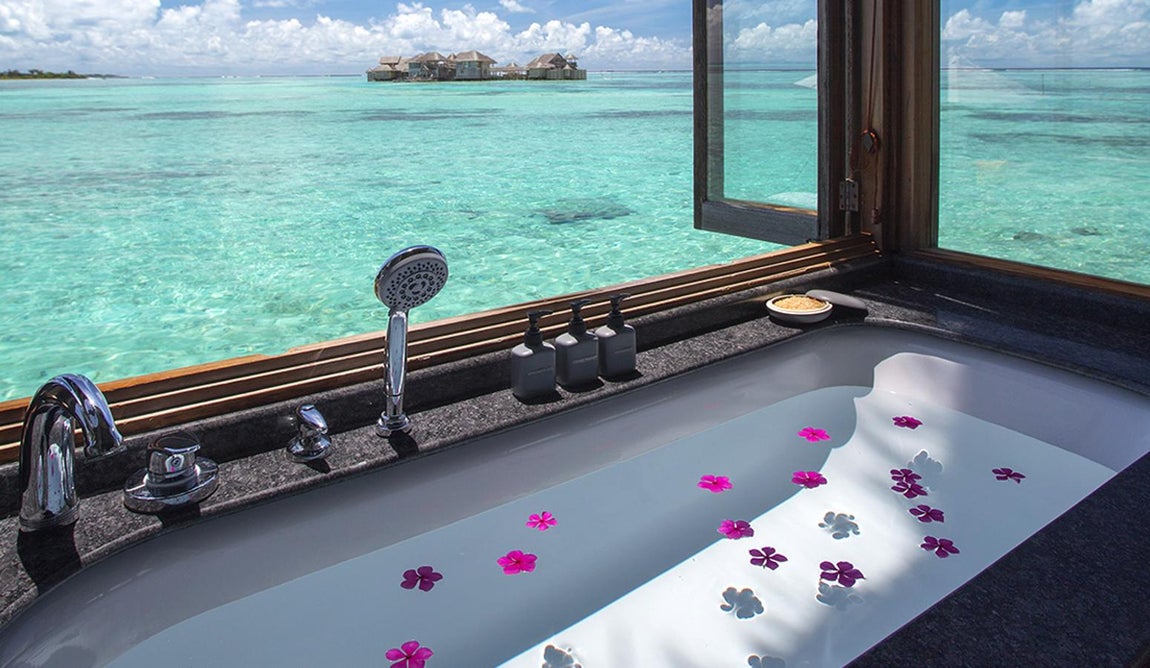 Bañera de la villa. Desde la bañera de la villa están las vistas más espectaculares de todo el complejo. Maldivas es el paraíso más exclusivo del mundo.