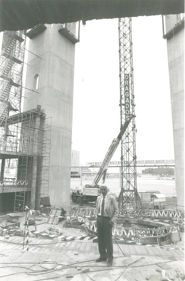 El autor y su obra. Visita del arquitecto Miguel de Oriol e Ybarra a las obras del pabellón de Cruzcampo en 1991