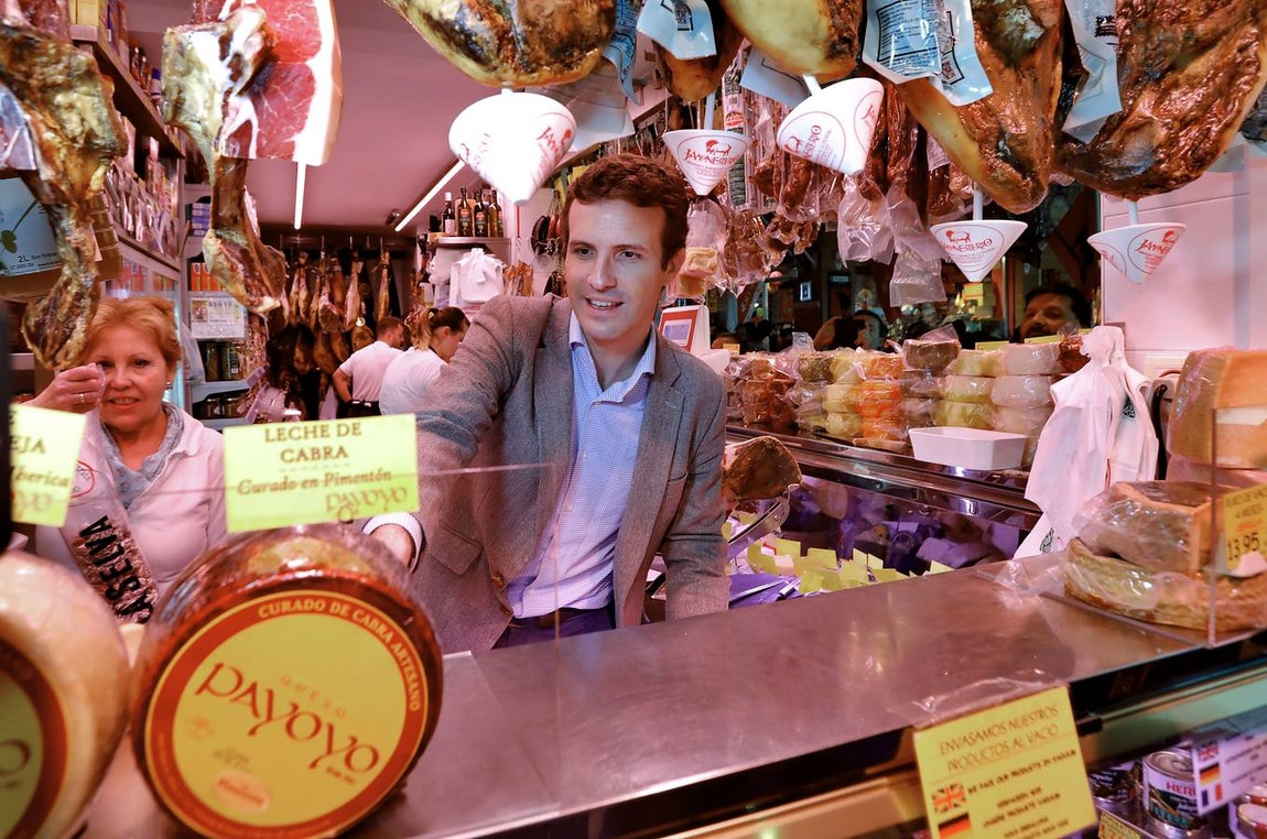 La visita de Pablo Casado al mercado de abastos de Triana