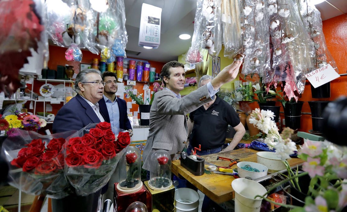 La visita de Pablo Casado al mercado de abastos de Triana