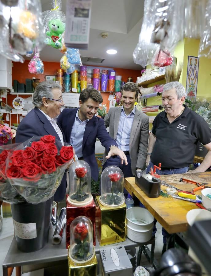 La visita de Pablo Casado al mercado de abastos de Triana