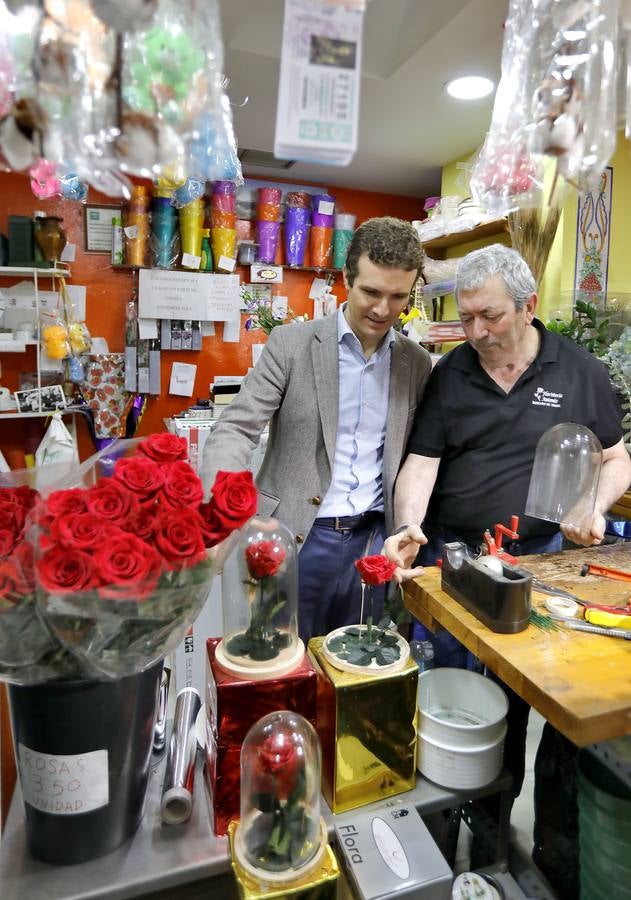 La visita de Pablo Casado al mercado de abastos de Triana