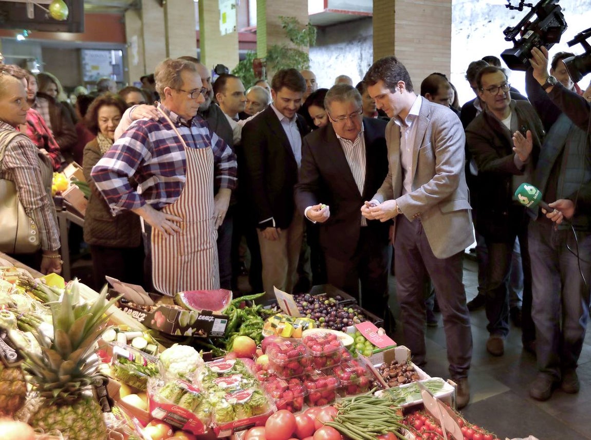 La visita de Pablo Casado al mercado de abastos de Triana