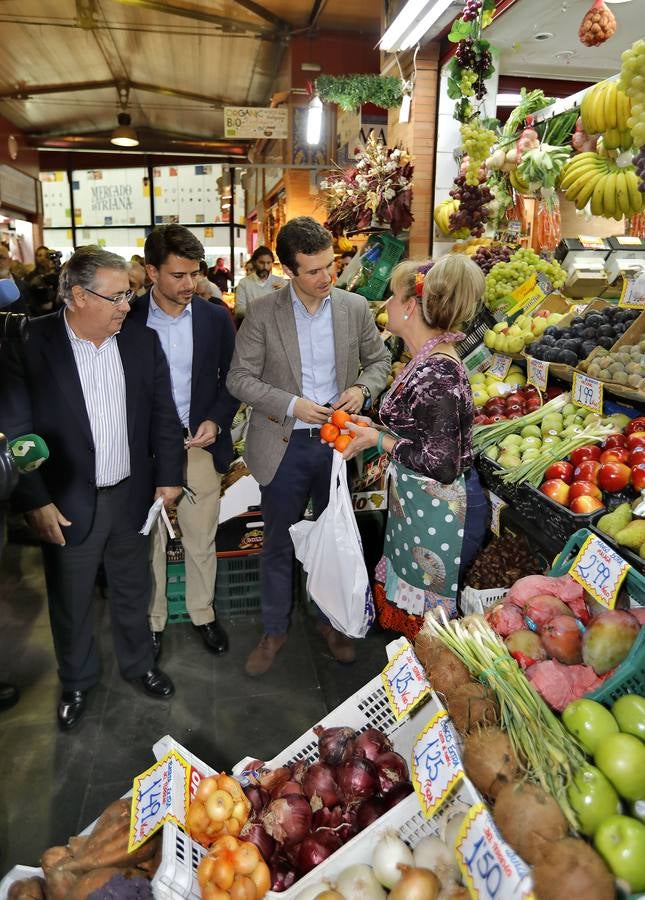 La visita de Pablo Casado al mercado de abastos de Triana