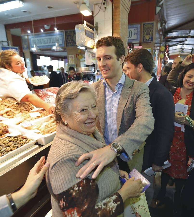 La visita de Pablo Casado al mercado de abastos de Triana