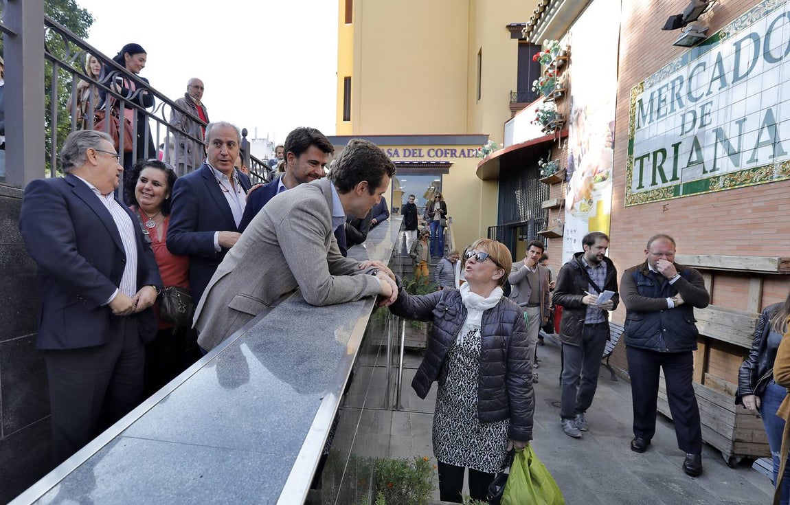 La visita de Pablo Casado al mercado de abastos de Triana