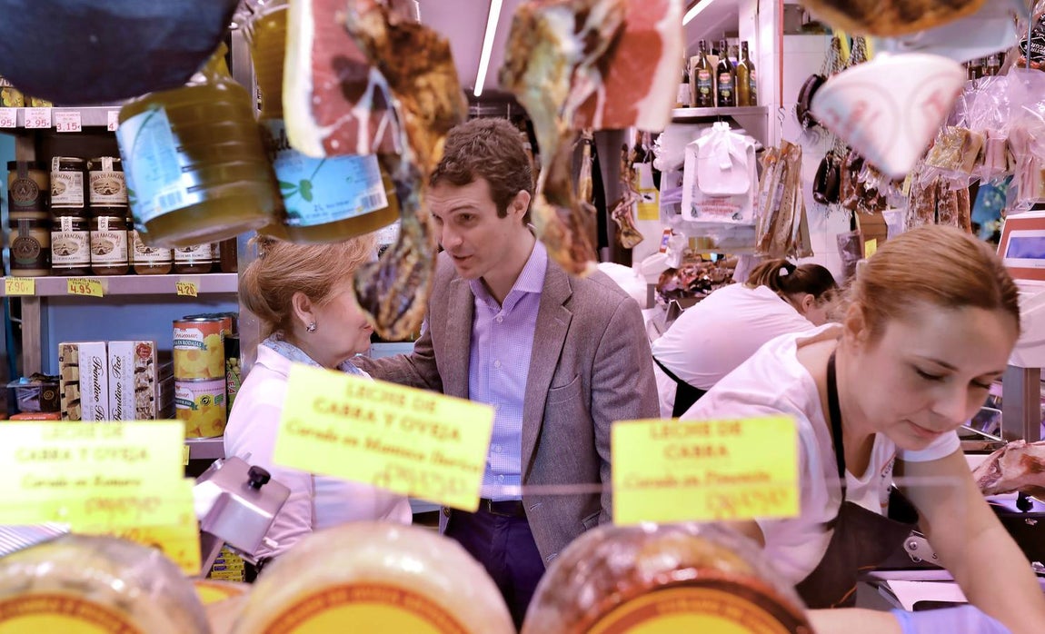 La visita de Pablo Casado al mercado de abastos de Triana