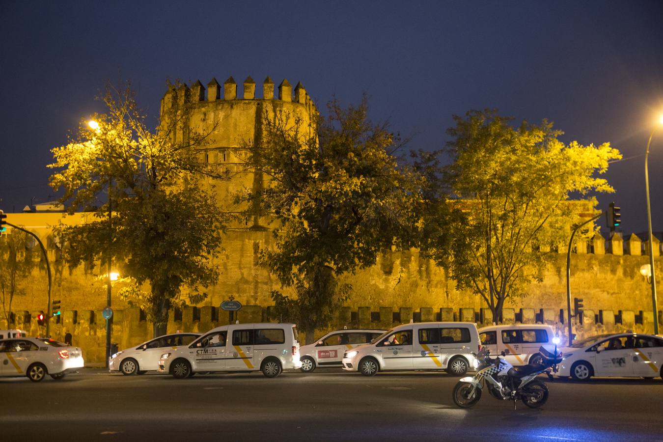 La primera manifestación de los taxistas en Sevilla colapsa varias arterias de la ciudad